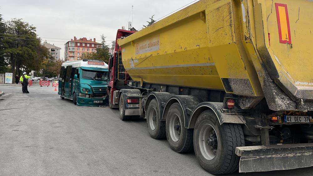 Konya’da 10 kişinin yaralandığı dolmuş kazasının görüntüleri ortaya çıktı 7